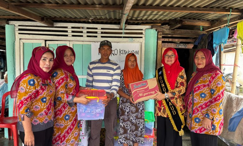 Penyerahan Bantuan kepada korban kebakaran di Desa Karang Dapo Bawah oleh Ketua TP-PKK Lebong Hj. Dian Rismawati (Dian Azhari) didampingi sejumlah anggotanya